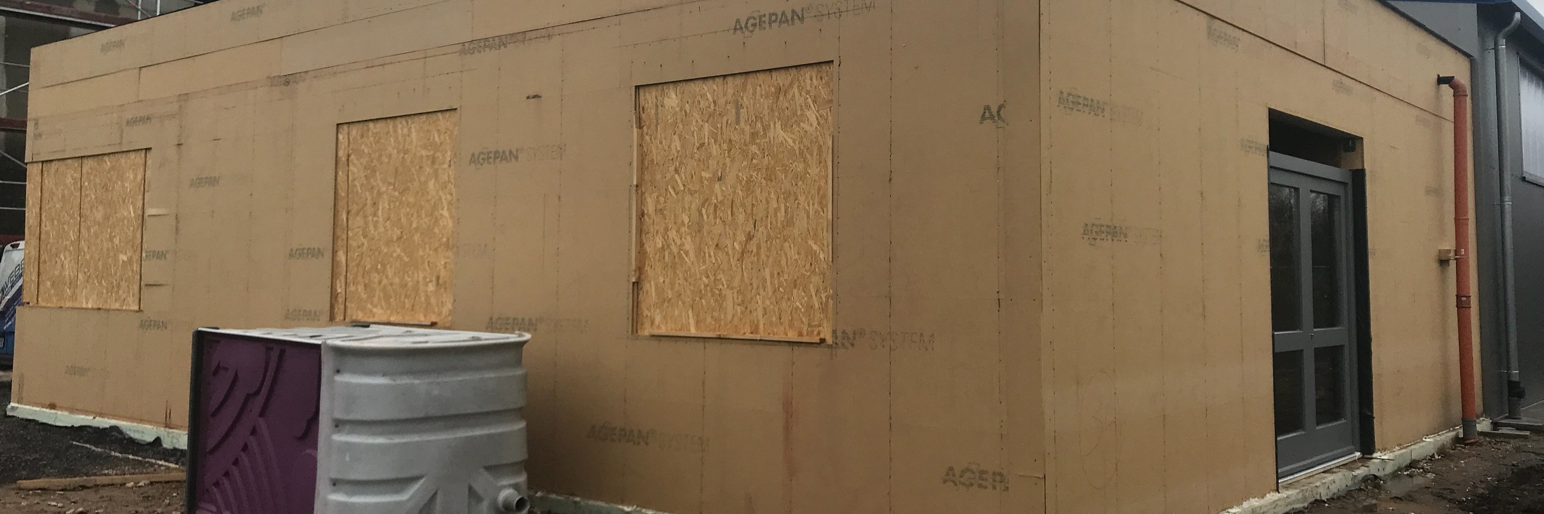 Außenansicht eines Gebäudes mit installierten Agepan-Systemplatten zur Fassadendämmung.